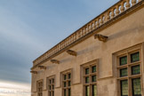 <center>La cour du puits.</center>Cinq des sept péchés capitaux.