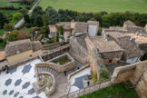 <center>Parvis de la collégiale Saint-Sauveur.</center>