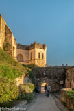 <center>Le chemin de ronde.</center>La collégiale Saint-Sauveur au bout du chemin de ronde.
