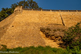 <center>Le chemin de ronde.</center>Balustrade de la cour du puits. Trace du pont-levis du château féodal.