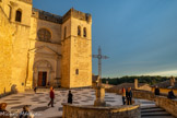 <center>La collégiale Saint-Sauveur. </center>La collégiale Saint-Sauveur à Grignan a été construite entre 1535 et 1543 en contre bas du flanc sud-ouest du château. L'édification de la façade principale a connu au moins deux étapes de construction. Une première avec la tour abritant le clocher puis une seconde, pleine à sa base, rétablissant la symétrie, au nord. La façade Renaissance qui contraste avec l'intérieur gothique de l'édifice est à rapprocher du décor architectural des façades de la cour du puits du château réalisée autour de 1543. La couverture en terrasse qui coiffe la collégiale, est par sa superficie, aussi audacieuse qu'originale. En 1680, le parapet de la terrasse est remplacé par une balustrade.