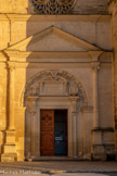 <center>La collégiale Saint-Sauveur. </center>Entre 1538 et 1540, Louis Adhémar de Monteil est nommé ambassadeur à Rome. Cette nomination va probablement être décisive pour la reprise des travaux de la façade avec un portail à l'antique dont les travaux ont été confiés entre 1539 et 1542 au maître maçon picard Antoine Soysson. Ce portail, sur le modèle antique de l'arc de triomphe, présente une baie en plein cintre et des colonnes corinthiennes supportant le fronton triangulaire. Le tympan renferme l’inscription suivante : « Au Dieu Très haut, au Sauveur transfiguré, Louis Gaucher Adhémar, comte de Grignan, réédifia en 1654 ce portique détruit par la rage des Calvinistes ».