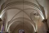 <center>La collégiale Saint-Sauveur. </center>La tribune sur trompe, située à 15 m de haut, communiquait avec la basse-cour du château. Elle permettait à la famille du seigneur d'assister aux offices. Les vitraux sont en cours de réalisation en 1544.