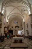 <center>La collégiale Saint-Sauveur. </center>Les colonnes de chaque côté du bâtiment, appuyées sur les murs, portent les initiales D.O.S. (Deo Optimo Salvatori) qui sont celles du saint patron de l’église. Le mur nord, adossé au rocher, n’a permis que le percement de la porte de la tribune seigneuriale, située à 15 m de haut. Le mur sud comptait 5 ouvertures, une autre se trouvait derrière le grand autel. Elles furent murées en totalité ou en partie lors des divers aménagements qui eurent lieu aux siècles suivants : pose du retable du grand autel, mise en place des orgues, percement de la chapelle de la Vierge, etc...La tribune au fond de l'église fut construite en 1664, on y voit les tableaux représentant Sainte Lucie, Ecce Homo, saint Eloi (?).