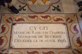 <center>La collégiale Saint-Sauveur. </center>La dalle funéraire de Madame de Sévigné, située à gauche au pied du grand autel.
