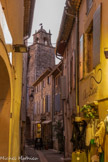 <center>Grignan.</center>Rue d'Or. Au fond, le beffroi.