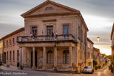 <center>Grignan.</center>Hôtel de ville construit en 1857 à l'emplacement des anciennes halles et boucherie du XVIe siècle