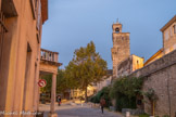 <center>Grignan.</center>Rue sous les remparts. Le bourg castral primitif du XIe siècle, groupé autour de son château et probablement fortifié dès le XIIe siècle, connaît sa plus grande expansion au XIIIe siècle avec la puissante famille des Adhémar de Grignan. La nouvelle muraille ceinturant le bourg prend appui sur 12 tours de défense. Les remparts, plusieurs fois remaniées depuis la fin du Moyen Âge, seront soigneusement entretenus jusqu'au XVIIIe siècle et partiellement détruits au XIXe siècle au plus fort de la prospérité économique du village désormais à l'étroit dans ses vieux murs.