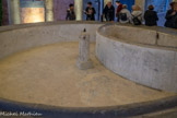 <center>Le lavoir.</center>Le bassin a une envergure de 6 m de diamètre et possède un jet d'eau central. Situé en contrebas du village perché, le lavoir et sa place était le point de rencontre des lavandières qui venaient laver et taper le linge avec leurs battoirs. Le linge ensuite blanchit séchait au soleil. Le Comte de Grignan aimait également y recevoir ses invités pour des jeux et organisait très souvent des réunions. Un lieu d'échange et de plaisir