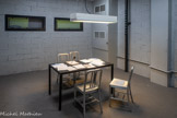 <center>Le Commissariat.</center>La salle des interrogatoires.