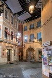 <center>Place du Mistral.</center>Sur les hauts du plateau se trouve de grandes plaques lumineuses. Elles sont réglables et servent à reproduire la lumière du matin, la lumière du midi et la lumière du soir en fonction de la scène jouée.
