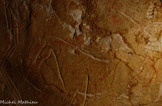 <center>Gravure du Cheval 014 et du Signe 114 en chevron</center>A proximité du Mégacéros MEG001, le Cheval 014 et le signe en chevron 114. Le tout est gravé dans le mondmilch. Le terme mondmilch (ou 