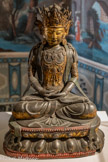 <center>Guanyin</center>Chine. Dynastie Ming (1368-1644).
Bronze doré à la feuille, traces de laque
Don Théodore Zarifi (collection Nicolas Zarifi), 1943. Fonds Cantini Marseille, Château Borély - Musée des Arts décoratifs, de la Faïence et de la Mode.
Cette statue représente le boddhisattva de la compassion, Guanyin, raccourci sémantique pour désigner Guanshiyin, « Celui qui entend les voix [du monde] ».
Assise en padmasana, la divinité porte une couronne à cinq pointes, au milieu de laquelle figure une représentation d’Amitabha, le Bouddha de l’au-delà, affectant la même posture. Les mains sont jointes en dhyâna-mudrâ.
