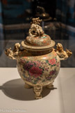 <center>Brûle-parfum tripode</center>Atelier Kinkôzan Japon, Kyoto, Awata.
Ere Meiji (1868-1912), fin XIXe siècle - début XXe siècle Grès, style Satsuma.
Legs Jules Cantini, 1917. Fonds Cantini.
Marseille, Château Borély - Musée des Arts décoratifs, de la Faïence et de la Mode.
Ce brûle-parfum repose sur des pieds affectant la forme de figures fantastiques. Des lions fabuleux (shishi) forment les anses du vase, surmonté du même animal, braqué et modelé en ronde-bosse (hineri).
Le décor se décline en des tons évoquant les couleurs douces (ruancai) de la porcelaine chinoise du XVIIIe siècle, sur un fond laiteux craquelé, caractéristique de la céramique de Satsuma.
Cette pièce émane de l’atelier Kinkôzan, une des plus importantes manufactures de Kyoto, au style éclectique.