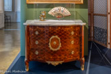 <center>Commode marquetée à décor au Chinois</center>Seconde moitié du XVIIIe siècle.
Bois exotiques, marbre blanc et bronze doré.
Marseille, Château Borély - Musée des Arts décoratifs, de la Faïence et de la Mode.
Meuble de prestige, cette commode galbée est représentative du goût prononcé des élites pour les marqueteries savantes, incorporant des bois exotiques alors qualifiés de « bois de rose ». Elle intègre, sur la partie centrale de ses trois faces, des médaillons ornés de personnages d’inspiration chinoise.