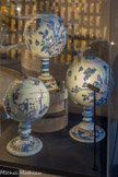 <center>Trois boules porte-perruque (dont une paire).</center>Marseille, Saint-Jean-du-Désert ou Montpellier. Fin XVIIe siècle.
Faïence stannifère de grand feu bleu, violet de manganèse et blanc
Collection particulière.
L’apparition des postiches dans les années 1620 suscite la création de porte-perruque. Le décor de camaïeu bleu de ces boules s’inspire de la céramique chinoise, connue des fabriques européennes par la production des faïences blanches à décor bleu de Delft.