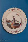 <center>Assiette du service à la double flèche.</center>Marseille, fabrique Gaspard Robert Vers 1765-70.
Faïence stannifère, décor de petit feu polychrome.
Don Pierre et Lison Jourdan-Barry, 1995.
Marseille, Château Borély - Musée des Arts décoratifs, de la Faïence et de la Mode.