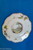 <center>Assiette à bord découpé</center>Personnages orientaux, deux dromadaires et des palmiers.
Marseille, fabrique Gaspard Robert. Vers 1760-1770.
Faïence stannifère, décor de petit feu polychrome avec utilisation d’or.
Collection particulière