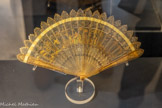 <center>La balançoire</center>Eventail de type brisé Vers 1820
Corne blonde repercée, rehaussée de paillettes d’acier et peinte d’un sujet dans le goût chinois
Collection particulière