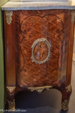 <center>Commode marquetée à décor au Chinois</center>Meuble de prestige, cette commode galbée est représentative du goût prononcé des élites pour les marqueteries savantes, incorporant des bois exotiques alors qualifiés de « bois de rose ». Elle intègre, sur la partie centrale de ses trois faces, des médaillons ornés de personnages d’inspiration chinoise. Dépourvu  d’estampille, ce meuble rappelle les productions de plusieurs ébénistes du troisième tiers du XVIIIe siècle, dont l’allemand David Roentgen (1743-1807).