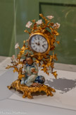 <center>Pendule au « Chinois »</center>Troisième quart du XVIIIe siècle. Bronze doré et porcelaine
Cadran émaillé à chiffres arabes et romains. Fonds Cantini. Marseille, Château Borély - Musée des Arts décoratifs, de la Faïence et de la Mode.
