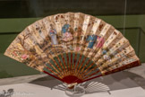 <center>Eventail Conversation au jardin</center>Eventail de type plié Vers 1770-1780.
Feuille en papier, peinte à la gouache et rehaussé soie, ivoire, nacre, paille et plumes
Collection particulière.