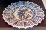 <center>Plat circulaire</center>Marseille, fabrique Saint-Jean-du-Désert Dernier quart du XVIIe siècle
Faïence stannifère, décor de grand feu en camaïeu de bleu et violet sur fond d’émail bleuté.
Don Jean Roubaud, 1951. Fonds Musée Cantini, Marseille, Château Borély - Musée des Arts décoratifs, de la Faïence et de la Mode.
