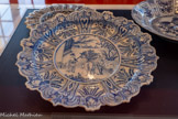<center>Plat circulaire à arcatures, dit plat de baptême</center>Marseille, fabrique Joseph Clérissy Premier quart du XVIIIe siècle
Faïence stannifère, décor de grand feu en camaïeu de bleu
Marseille, Château Borély — Musée des Arts décoratifs, de la Faïence et de la Mode.
