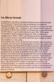 <center>Le décor kraak</center>L’intérêt pour les décors exotiques dans la faïence est introduit en France par l’importation des porcelaines chinoises de l’époque Ming ou Kraakporcelaine. Les kraak tirent leur nom des navires portugais, les « caraques », qui transportent ce type de porcelaine à décor bleu et blanc en Europe dès la seconde moitié du XVIe siècle. La production démarre vers 1565-1570, après l’installation des Portugais à Macao en 1557 et atteint son apogée entre 1585 et 1640. Les Kraakporcelaines se distinguent par un motif central, entouré de réserves rayonnantes sur l’aile des assiettes ou des plats.
Pour profiter des revers de fortune que connaît cette production en Chine, des fabriques se développent en Hollande, notamment à Delft. Imitant parfaitement les décors chinois, elles diffusent partout leur interprétation de la production d’origine. Parfois f idèles copies, ces œuvres tentent de se rapprocher le plus possible de la porcelaine, matière si convoitée dont nul en Europe n’a encore percé les secrets de fabrication et découvert les gisements de kaolin permettant d’y parvenir. C’est dans ce contexte artistique que les faïenciers marseillais de Saint-Jean- du-Désert commencent à produire des pièces à décor bleu et blanc dès la fin du XVIIe siècle. Ils adjoignent toutefois une troisième couleur, le violet de manganèse, soit pour cerner le dessin du motif décoratif, soit comme couleur à part entière afin d’en améliorer la lisibilité et ce, dans des camaïeux d'une très grande subtilité.