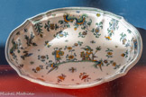 <center>Plat ovalaire à quatre ressauts et quatre concavités </center>Moustiers, fabrique Clérissy. Vers 1740. Faïence stannifère, décor de grand feu.
Collection particulière.