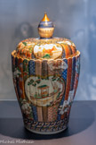 <center>Potiche couverte</center>Japon, Arita
Ere Meiji (1868-1912), XIXe siècle.
Marque: fuki choshun.
Porcelaine, style Imari-Kinrande.
Don Jean-Baptiste Dauphin (collection Madeleine Dauphin), 1918.
Fonds Musée des Beaux-Arts, Marseille, Château Borély - Musée des Arts décoratifs, de la Faïence et de la Mode.
