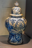 <center>Potiche couverte à décor de lambrequins.</center>Pays-Bas, Delft. Circa 1720-1750.
Faïence a décor de grand feu, en camaïeu bleu.
Don Marie Grobet, 1919. Marseille, Musée Grobet-Labadié.