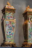 <center>Paire de potiches couvertes montées sur bronze doré.</center>Chine.
Dynastie Qing (1644-1911), circa 1820-1840
Porcelaine de Canton, émaux de la famille rose, palette mandarine.
Don Jean-Baptiste Dauphin (collection Madeleine Dauphin), 1918. Fonds Musée des Beaux-Arts Marseille, Château Borély - Musée des Arts décoratifs, de la Faïence et de la Mode.
Cette paire de potiches quadrangulaires, de forme balustre, correspond au style « mandarin », qui apparaît en Chine au début du XIXe siècle. Dotées d’une monture en bronze cuivré, elles se trouvent ainsi surélevées. Le couvercle est coiffé d’une sculpture en ronde-bosse, évoquant une beauté meiren. Quatre autres figures prennent appui sur les arêtes de chaque vase, au niveau de l’épaulement.