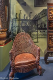 <center>Fauteuil anglo-indien.</center>Seconde moitié du XIXe siècle, vers 1850-1890 Palissandre, cuir.
Don Madame d'Astros, 1939. Fonds Musée Cantini Marseille, Château Borély - Musée des Arts décoratifs, de la Faïence et de la Mode.
Ce type de mobilier appelé Bombay Blackwood était fabriqué à l’ouest de l’Inde, dans une région connue sous le nom de Présidence de Bombay - siège colonial du pouvoir de l’Inde britannique établi dès le XVIIe siècle. Destinés à une clientèle huppée, à la fin du XIXe siècle, ces meubles reprenaient les formes du mobilier anglais de l’époque victorienne avec une ornementation d’influence locale et l’emploi de matériaux du pays (bois de rose, de padouk, palissandre..).