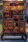 <center>Cabinet sho-dana.</center>Japon.
Epoque Meiji (1868-1912), XIXe siècle. Bois, ivoire, nacre, laque, dorure.
Incrustations de style Shibayama.
Panneaux à décor maki-e raden.
Marseille, Château Borély - Musée des Arts décoratifs, de la Faïence et de la Mode.