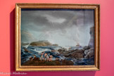 <center>Le Naufrage</center>Chine, Canton. Vers 1700.
Peinture sous verre chinoise.
Don Nicolas Zarifi, 1936. Fonds Musée Contint Marseille, Château Borély - Musée des Arts décoratifs, de la Faïence et de la Mode.
Il n'est pas étonnant que les marines soient fréquentes dans la peinture sous verre chinoise de Canton, un port où officiers de marine et subrécargues étaient les commanditaires de ces œuvres. Celle-ci est une transposition sous verre d’une gravure d’Élisabeth Cousinet (1726-1780) d’après Joseph Vernet (1714-1789). Elle a la particularité d’être la seule représentation en couleur de cette œuvre, l’original ayant disparu.
Les teintes ont été choisies (avec un certain bonheur) par le peintre chinois qui ne disposait que d’une gravure en noir et blanc.
