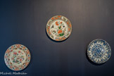 <center></center>De gauche à droite. Assiette
Chine, Jiangxi, Jingdezhen. Porcelaine, émaux de la famille rose.  
<br> Assiette. Chine. Porcelaine, émaux de la famille verte. Le bassin de cette assiette aux émaux sur couverte de la famille verte, cerné par un filet noir, est orné du motif conventionnel « fleurs et oiseaux » huaniao, hérité des peintures académiques des Song du Nord (900-1126).
<br> Plat creux. Chine. Dynastie Qing (1644-1911), époque Kangxi (r. 1654-1722), circa 1700-1720. Marque de Chenghua, sous la base.
Porcelaine, bleu cobalt sous couverte. Cette assiette creuse à bord polylobé développe un décor bleu et blanc. Le dessin est d’un bleu profond. Nommée « bleu saphir » par Michel Beurdeley, cette couleur constitue un des fondements de la porcelaine « bleu et blanc » du règne de Kangxi. Le bleu de cobalt, importé vraisemblablement de Perse sous le» Ming (1368-1644), est mélangé au XVIIe siècle au cobalt local, permettant d’obtenir cette tonalité lumineuse et intense. Legs Magdeleine Dauphin (collection Jean- Baptiste Dauphin), 1918. Fonds Musée des Beaux-Arts
Marseille, Château Borély - Musée des Arts décoratifs, de la Faïence et de la Mode