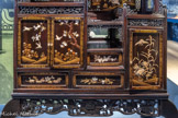 <center>Cabinet sho-dana.</center>Les panneaux, disposés de façon asymétrique, sont ornés de compositions florales survolées d’oiseaux, de canards ou de grues, et figurant des personnages aux postures théâtrales.
Le meuble de type sho-dana constitue une composante essentielle du mobilier des seigneurs féodaux et se dote sous l’ère Meiji d’étagères à charnières modulables, accueillant livres, rouleaux et matériel d’écriture. Le travail d’incrustation de style Shibayama se distingue par le travail en relief d’éléments sculptés, apposés sur le modèle de l’applique. Beaucoup de ces objets ont été exportés en Europe sous l’ère Meiji.