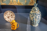 <center></center>Assiette à décor de singeries
Moustiers, fabrique Olérys-Laugier Circa 1745.
Faïence stannifère, décor de grand feu.
Don Henry J. Raynaud, 19S2 Marseille, Château Borély - Musée des Arts décoratifs, de la Faïence et de la Mode.<br>
Théière en forme de singe.
Apt. Fin XVIIIe-début XXe siècle. Faïence fine. Collection J.G. Peyre- J.C. Sieberth.<br>
Potiche couverte. Pays-Bas, Delft
Milieu du XVIIIe siècle. Faïence stannifère, décor de grand feu
Don Marie Grobet, 1916.
Marseille, Musée Grobet-Labadié.
Cette potiche â panse côtelée et de forme balustre présente un décor floral d'inspiration orientale, dans le prolongement des porcelaines chinoises de la Transition. On retrouve les symboles taoïstes déclinés dans les porcelaines kraak, ainsi que le dessin des oiseaux branchés, appréciés dans les porcelaines de style Swatow La prise du couvercle représente un singe en ronde-bosse portant un petit singe.