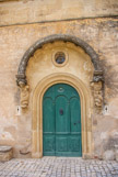 <center>Le château de Teillan. </center> La porte, réalisée par un artisan qui avait réchappé de la peste à Marseille et qui s'était réfugié à Teillan, est ornée de 2 cariatides, copiées sur celles d'un autre château de la famille.