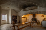 <center>Le château</center>La cuisine médiévale, vestige de l'ancienne grande salle commune, la grande cheminée fut utilisée sur toute sa longueur avant l'usage de la jardinière (cuisinière à braises XIXe siècle)
