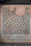 <center>MuséAl</center>Mosaïque.
2ème siècle ap JC. Triclinium de la villa de la Plaine d'Alba-la-romaine.
Les mosaïques découvertes à Alba étaient des pavements de sol. Elles ornaient les pièces d'apparat des habitations, à la ville comme à la campagne, ainsi que les espaces de prestige des lieux publics.