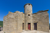 <center>Château de Portes </center> Guette et corps de garde de la terrasse supérieure.