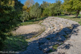 <center>Rochecolombe</center>Au pied du vieux village de Rochecolombe, un joli théâtre naturel a été aménagé: le Théâtre de Verdure. Des tables de pique-nique y sont installées, et en font un coin particulièrement agréable pour un déjeuner à l’extérieur ! L’été, des spectacles y sont donnés: concerts, soirées « Cinéma sous les étoiles.