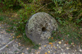 <center>Rochecolombe</center>Le moulin était équipé de meules en basalte dont une se trouve encore à même le sol. Le basalte, roche volcanique gris sombre, provient très probablement du massif du Coiron.