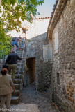 <center>L'ancienne église</center>Escalier pour accéder au  clocher de l'église romane.