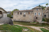 <center>Bourg-Saint-Andéol. </center> Les sources de la Tourne. Ces sources donnent naissance au ruisseau de Tourne qui se jette dans le Rhône quelques centaines de mètres plus loin. Bien avant le Moyen-Age, la légende populaire a attribué à ces sources de nombreuses vertus, notamment celle de discerner la lèpre.