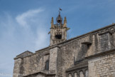 <center>Eglise Saint Andéol. </center> Les façades latérales, très restaurées au xixe siècle, sont contrebutées par des arcs-boutants construits au XVIIe siècle pour consolider l'édifice gravement endommagé au cours des guerres de Religion.