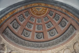 Goudargues. <br> L'abside, pentagonale à l'extérieur et circulaire à l'intérieur, est recouverte d'une voûte en cul de four sur laquelle sont peints des caissons en trompe l'œil.