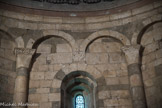 Goudargues. <br>Deux colonnes à chapiteaux décoratifs, au centre, un corbeau.